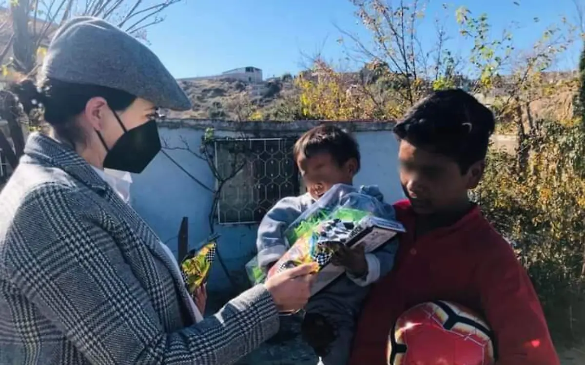 Sol Sánchez de Lozoya fue el Ángel de la Navidad para Gael y Dairo quienes recibieron sus obsequios